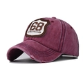 Dettaglio del cappellino rosso lavato vintage con ricamo 68 e visiera dall'aspetto invecchiato - Regolabile / Borgogna