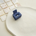 Pinza per capelli quadrata opaca blu navy su vassoio bianco con sfondo in conchiglia lucida - Blu