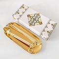Vue détaillée du kit d'accessoires pour bougies en acier doré avec plateau et boîte - Ensemble de 4 Pièces avec Boîte (Plateau Ovale + Cloche) / Or