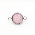 Detail van roze druzy-connector met verzilverd frame en dubbele ringen voor doe-het-zelf-sieraden - Roze Ruwe Steen Stijl (26) / 12mm