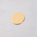 Primer plano de un colgante redondo de acero de titanio dorado pulido para joyería DIY - 1.5*25mm / Dorado