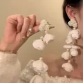 Détail de boucles d'oreilles à pompons longs avec grappes de perles et pétales en tissu - Style Long Perle Fleur Blanche (15# Tige en Argent-Blanc)
