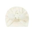 Detailaufnahme der weißen Baby-Turban-Mütze mit Jacquard-Muster und Schleife - Geeignet für 0-18 Monate / Weiß