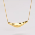 Detalle de un colgante geométrico dorado curvado en una cadena de serpiente de acero - Dorado