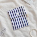 Piccola borsa porta assorbenti in tessuto a righe blu e bianche con bottone - Righe Blu Reale Goffrate