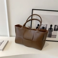 Bolso tote marrón trenzado con textura de tiras anchas y diseño espacioso - Marrón