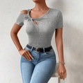 Camiseta gris de manga corta ajustada con elegante diseño de nudo y corte al hombro - S / Gris