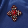 Spilla a croce vintage dorata con strass rossi su sfondo di tessuto in seta blu scuro - Rosso Scuro