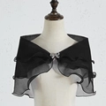 Detalle del chal de novia en gasa negra con volantes y broche de lazo brillante - Negro
