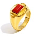Anello in acciaio placcato oro 18K con pietra rossa rettangolare e castone lavorato - US 6 / Oro