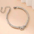 Detalle de una pulsera de cuentas de plata S925 con colgante de caballo y cierre langosta - Colgante de Caballo / Color Acero