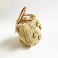 Beige Stroh-Eimertasche mit floralen 3D-Applikationen, Perlen-Details und Rattan-Ringgriffen - Cremeweiß