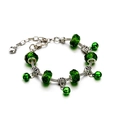 Silbernes Schlangenarmband mit smaragdgrünen Kristallperlen und Glockenanhängern - Grüner Weihnachtsglockenstil (SD-0033)