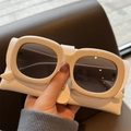 Retro weiße quadratische Sonnenbrille mit dunklen Gläsern und weißem Leder-Etui dazu - Retro Großer Rahmen / Weißer Rahmen Graue Gläser