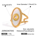 Dettaglio anello regolabile in acciaio inossidabile con conchiglia bianca e motivo sole - Stile Intarsio in Madreperla con Sole (JDRW2407043)