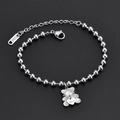 Détail d'un bracelet en acier inoxydable argenté avec pendentif ours et cœur Love - Bracelet Ours en Argent et Coquille Blanche (C809)