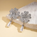 Detalle de pendientes de trébol plateados con brillantes strass y perlas de lágrima - Pendientes con poste de plata - Plateado