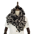 Elegante bufanda de imitación de cachemira con estampado de leopardo en maniquí - Estampado de Leopardo Negro Blanco Beige (YR059-7#)