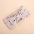 Dettaglio fascia per neonati beige in maglia a coste con morbido fiocco elastico - Grigio chiaro