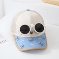 Dettaglio del cappellino bimbo con occhiali rimovibili e rete posteriore traspirante - 52cm (3-6 Anni) / Bianco