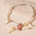 Detalle de flor de resina blanca con perlas y piedras preciosas en el collar - Collar de Clavícula de Margarita Blanca