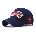 Dettaglio della visiera consumata e del ricamo 3D su un cappellino vintage in cotone blu navy - Regolabile / Blu navy