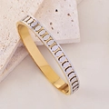 Detalle de cortes plateados en brazalete bicolor dorado con un acabado pulido - Colgante Ovalado
