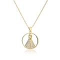 Collier avec pendentif religieux doré, figurine à couronne et zircons sur fond blanc - Doré