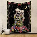 Détail de la tapisserie bohème avec squelettes s'embrassant et roses colorées décoratives - Squelettes qui s'embrassent (20) / Noir / 100x70(Peau de Pêche)