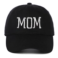 Dettaglio del ricamo bianco MOM su un cappellino da baseball in cotone nero di alta qualità - Regolabile / Ricamo MOM / Nero