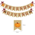 Friendsgiving Banner aus Jute mit weinroten Buchstaben, Kürbis- und Truthahn-Motiv - Friendsgiving Banner / 13x18cm