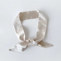Detailansicht eines champagnerfarbenen Satin-Schals mit eleganten Silbernieten - Beige