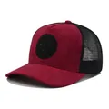Détail de la casquette trucker en suédine rouge avec filet noir et écusson circulaire - Tour de tête 55-59cm / Rouge Foncé