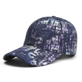 Cappellino da baseball tie-dye strutturato con stampe graffiti blu scuro e viola - L(58-60cm) / Blu navy