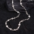 Collier en argent avec motifs de cartes à jouer cœur et trèfle sur fond noir texturé - Collier-XL0166 / Argenté