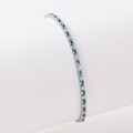 Nahaufnahme eines silbernen Tennisarmbands mit blauen und weißen Zirkonia-Steinen - Silber Weißer Zirkon + Seeblau