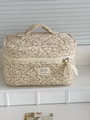 Koreanische gesteppte Kulturtasche mit Blumenmuster, Handgriff und Seidenband-Detail - Cord Vollflächiges Blumenmuster (Gelb) - Kosmetikkoffer-Stil
