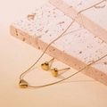 Parure collier et boucles d'oreilles cœur en titane doré sur un support en pierre - Ensemble Collier et Boucles d'Oreilles Coeur Doré