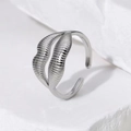 Anello minimalista in acciaio al titanio a forma di labbra con finitura argento strutturata - Aperto Regolabile / Argento