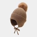 Détail du bonnet en tricot marron foncé avec protège-oreilles et pompon en fourrure - Kaki