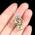 Mini ciondolo a fungo in pietra beige maculata con cappuccio argentato sul dito - Cappuccio Nero Fucile / Diaspro dalmata