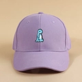 Dettaglio ravvicinato del ricamo a dinosauro su un cappellino in cotone color lavanda - Viola