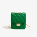 Détail d'un mini sac bandoulière matelassé vert avec chaîne dorée et fermoir pivotant - Vert