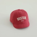 Retro rosa Baby Schirmmütze aus Cord mit Boston 1630 Stickerei für Kleinkinder - Boston Buchstaben / Rot