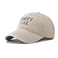 Dettaglio cappello baseball in cotone lavato beige con ricamo nero PARTY time - Beige