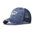 Ricamo dettagliato su un cappello trucker blu invecchiato con retro in rete traspirante - Regolabile / Blu navy
