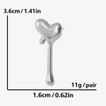 Detailansicht silberner Herzohrringe aus Flüssigmetall mit Maßen 3,6 cm x 1,6 cm im Fokus - Silber