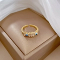 Vergoldeter offener Augen-Ring mit Zirkonia-Inlay auf weißer Organza-Basis - Teufelsauge-Stil (J0141) / Echt Vergoldet Gold