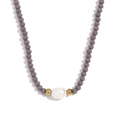Collier de perles grises facettées avec une perle d'eau douce centrale et accents dorés - Perles Gris Café