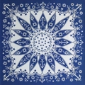 Detailliertes Muster eines blau-weißen Baumwoll-Bandanas mit nautischen Anker-Motiven - Bandana / Blaues Ankermuster